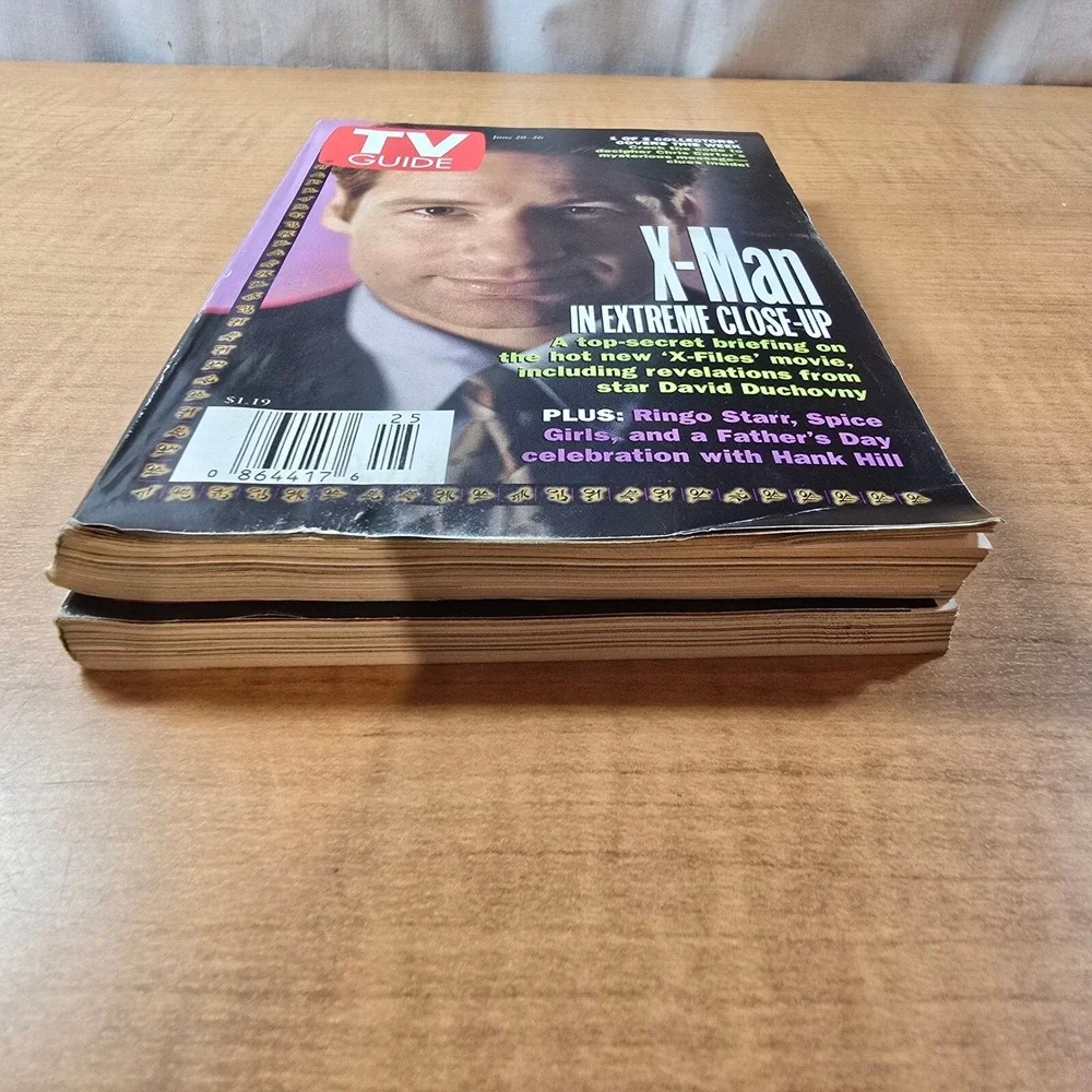 TV Guides 1997/1998 X-Files Collector's Foldout Cover  1 of 2 Collectors' Covers